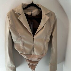 MANIÈRE DE VOIR Tan jacket and bodysuit